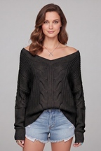 Women's oversized knitted jumper in black with a round neck and ribbed cuffs